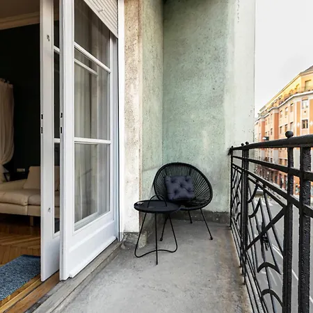80 Sqm, 3 Bedrooms, 2 Bathrooms, New アパート