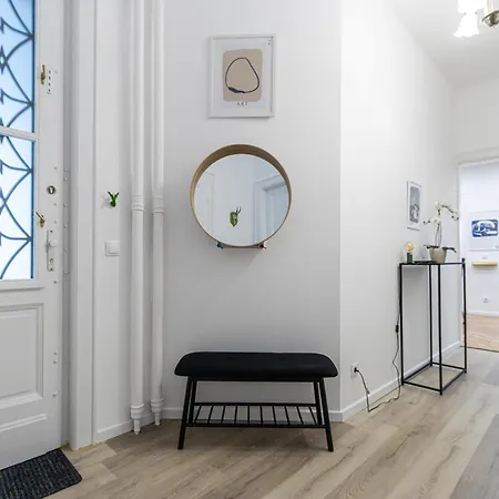 80 Sqm, 3 Bedrooms, 2 Bathrooms, New アパート